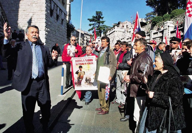 Protest Norčevih pristašev pred reškim sodiščem