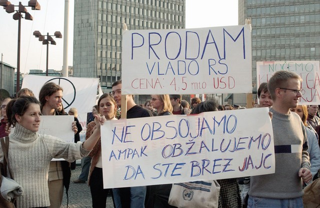 Protest pred slovenskim parlamentom v sredo 26. marca