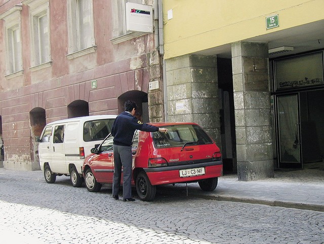 Policajka, ki bo oglobila napačno parkiran avto na Mestnem trgu?