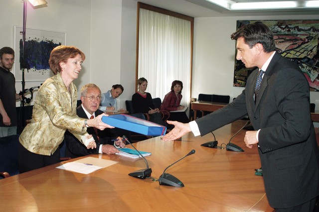 Barbara Brezigar predaja zahteve podkrepljene s podpisi Borutu Pahorju