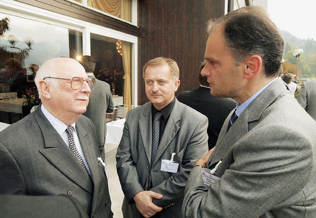 Bled, oktober 2002: Levo Dušan S. Lajovic in desno Marjan Kramar (sredina Milan Gruden)