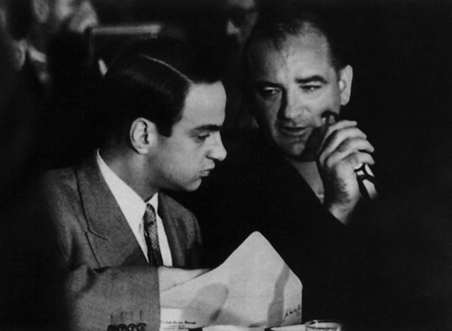 Joseph McCarthy (desno) na zasedanju inkvizicije