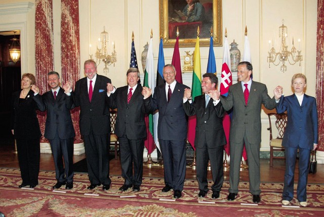 Spet v kolu: zunanji ministri sedmih bodočih članic Nata in ameriški državni sekretar Colin Powell