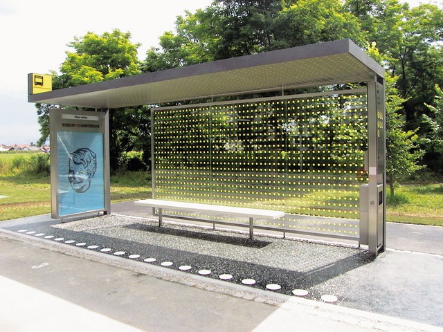 Prototip avtobusne postaje v Ljubljani: 470 variacij na isto temo, ki sta jih predstavila na lanskem bienalu industrijskega oblikovanja v francoskem St. Etiennu.