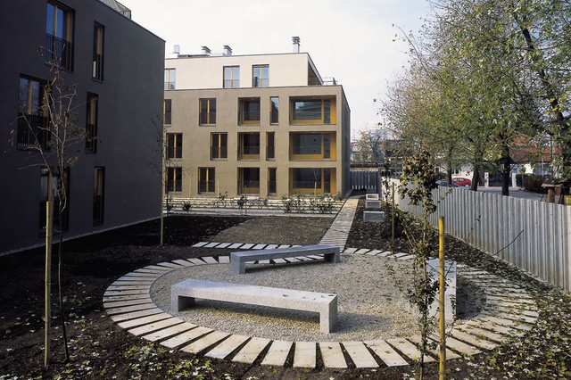 Novi sedež sindikata SVIZ v Ljubljani: arhitekta želita ohraniti staro modernistično hišo, na vrtu pa ji dodati le z ovijalkami obraščen paviljon.