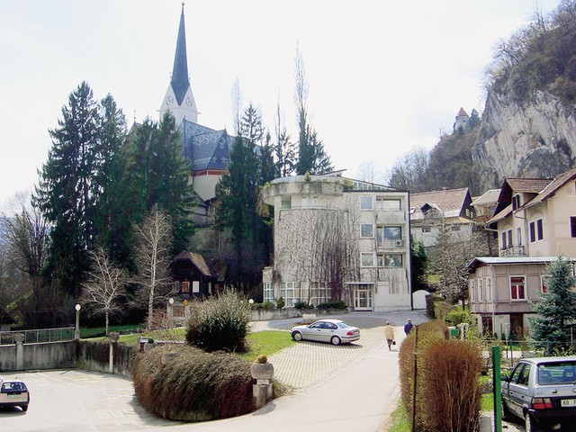 Diagnostični center in hiša, ki je zavarovana