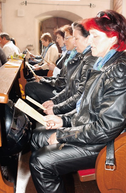 Svete pesmi pojemo in boga molimo