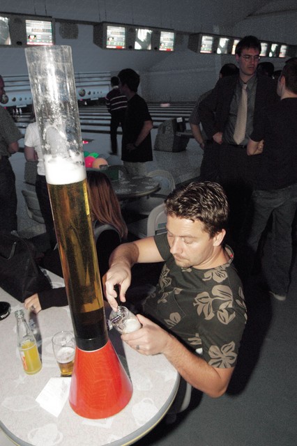 Pivo teče iz žirafe