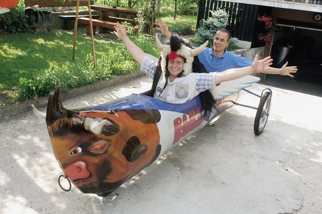 Kanu na kolesih s pristnimi kravjimi rogovi in umetniško bikovo glavo