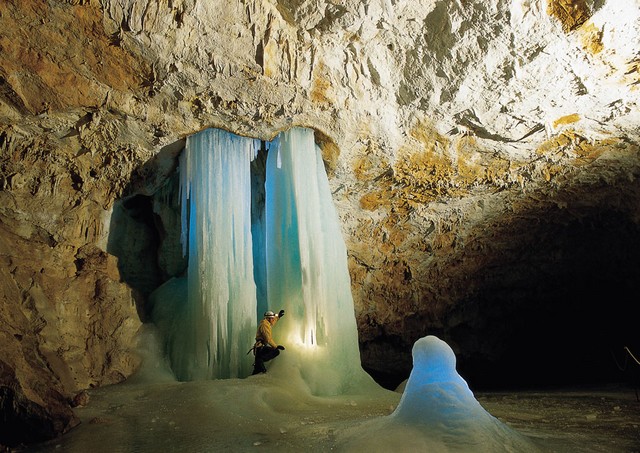 Vsaka slovenska jama je poletna kulirnica, nesporna zmagovalka pa je Snežna jama na Raduhi. Temperatura: od 0 do 2 stopinji.