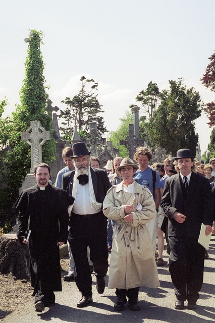 Kostumiran sprehod po pokopališču Glasnevin, kjer so poleg Paddyja pokopani tudi člani Joyceve družine