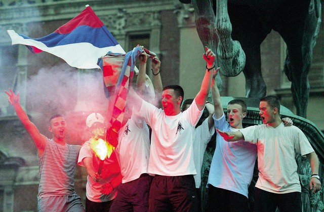 Zažig hrvaške zastave v Beogradu po koncu tekme