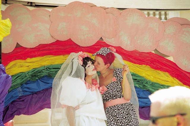 Lezbična 'poroka' na ljubljanski paradi ponosa leta 2002