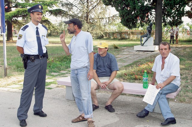 Aleksandar Todorović (desno ob policaju) pred začetkom protestnega pohoda