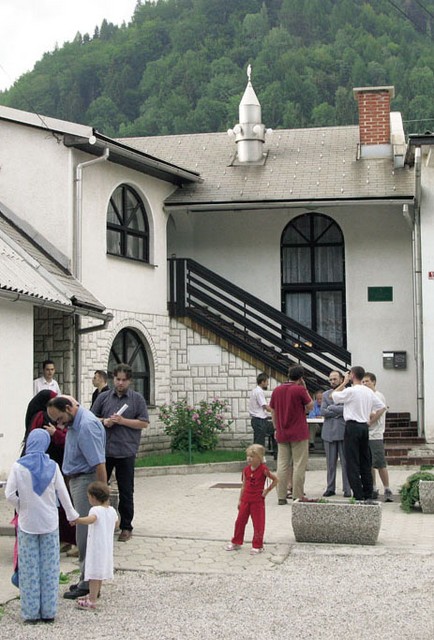 Jeseniški mesdžid od zunaj in minaret v višini dimnika