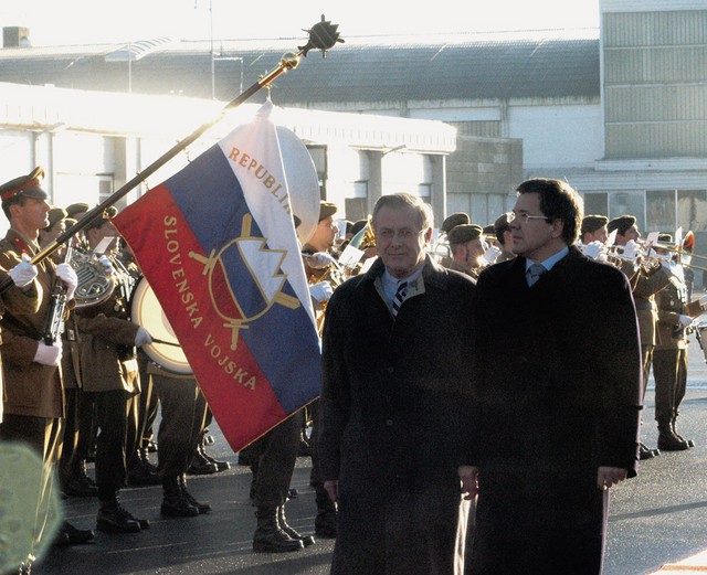 Kmalu skupaj: Donald Rumsfeld ob pregledu slovenske vojske
