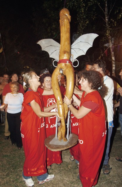 Nosačice totema ( il grande cazzo) na njegovi zadnji poti do templja