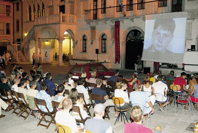 Nočna projekcija na trgu v Kopru