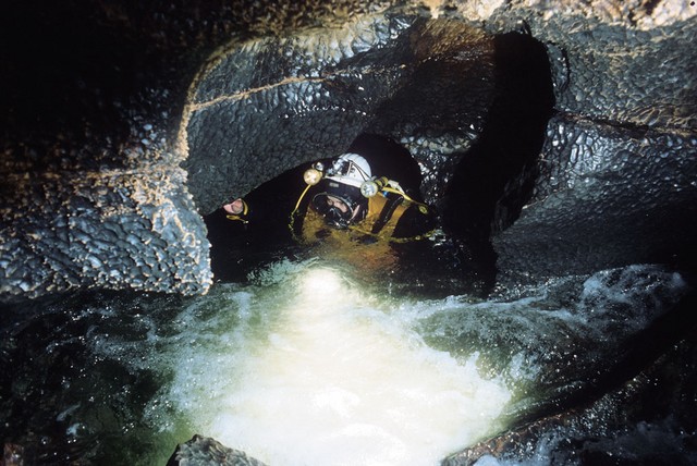 Jamski potapljač za preplavanim sifonom