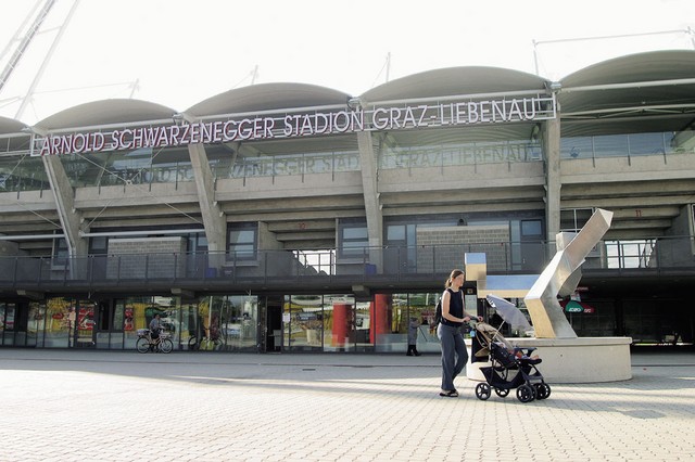 Pred stadionom graškega FC Sturma
