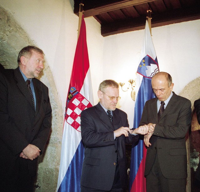 Zadnja gesta dobre volje: Vrnitev špijonskega kombija: 11. april 2001 na Otočcu. Dimitrij Rupel, Ivica Račan in Janez Drnovšek