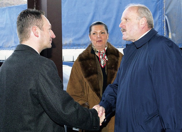 Zamera policiji: Boris Popovič in Emil Čebokli, načelnim UNK Koper (v sredini Vojka Štular, županja Pirana)