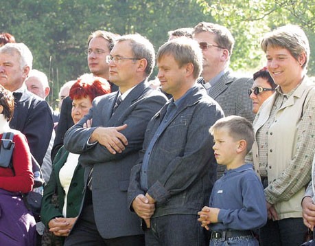 Prvi policist v prvi vrsti zadovoljno opazuje obred.