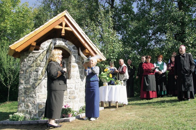 Žena Pogorevc, mali Pogorevc, nadškof in golobček.