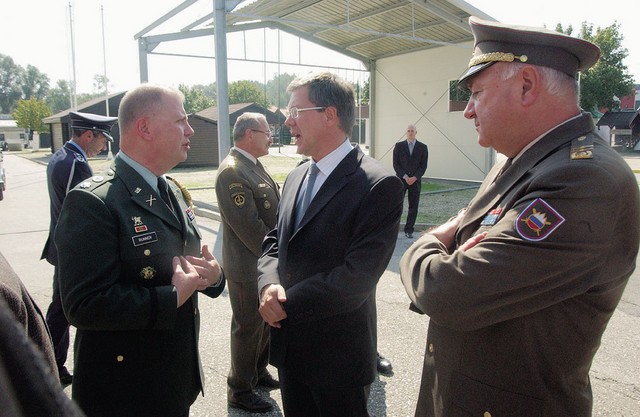 Minister Grizold med vzorno ameriško uniformo in socialistično na generalu Lipiču