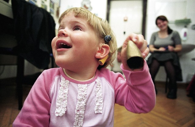 Dveletna Anja z užitkom raziskuje svet zvoka
