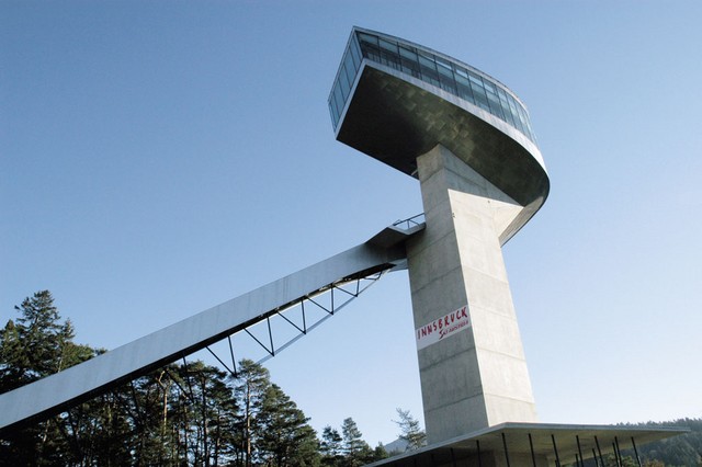 Stolp skakalnice je visok 50 metrov, najvišja točka pa je točno 250 metrov nad Innsbruckom