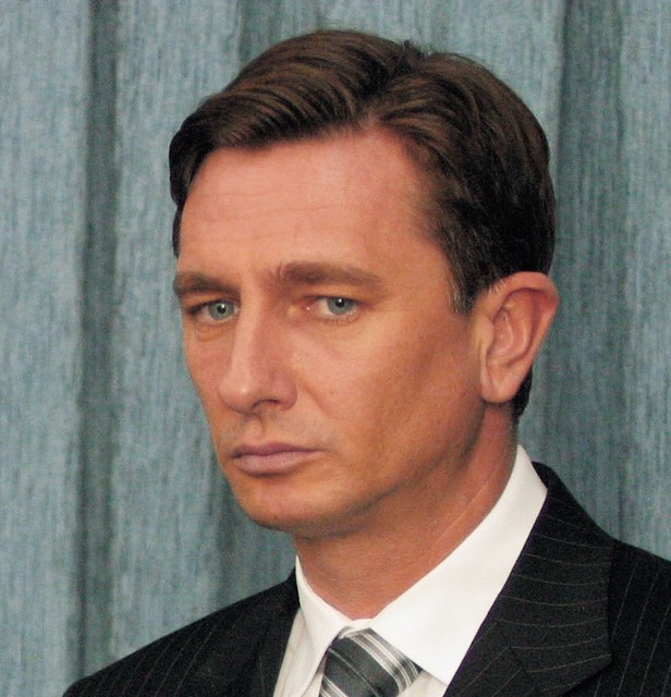 Borut Pahor: 'Mislim, da bi bilo potrebno v zakonu višino odškodnin omejiti. Drugo vprašanje je vprašanje oficirjev JLA, za tiste, in to je seveda individualna ugotovitev, ki so sodelovali kakorkoli v agresiji, po moje takšnih pravic ni mogoče dati. To je moje stališče.', TV Slovenija, 17. 12.