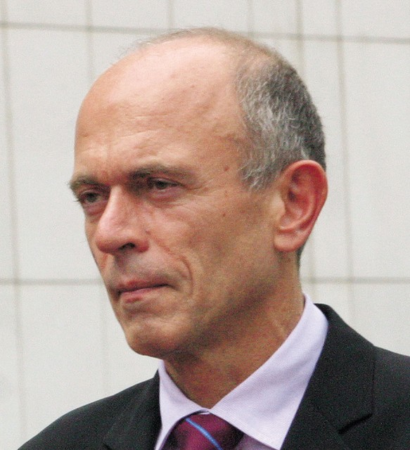 Janez Drnovšek: 'Da je takrat lahko prišlo tudi do kakšne napake, pa je človeško. Bistveno je, če napake ugotovimo, da jih popravimo. Nikoli prej pa ni bilo v politiki ali v medijih o tem nič slišati, tudi ustavno sodišče ni takrat nič razsodilo.', Večer, 13. 12.