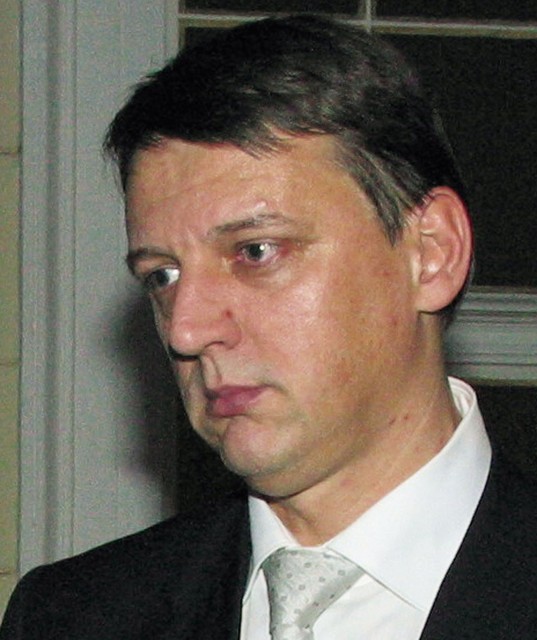 Tone Rop: 'Sam pa ocenjujem, da je potrebno upoštevati tudi pripombe širše javnosti in seveda biti pozoren, da se po eni strani zadosti tistemu, kar govori ustavno sodišče, da se pa po drugi strani seveda prepreči nesorazmerno oškodovanje, ki bi lahko iz tega ven prišlo in seveda, da se prepreči tudi, da bi v takšen zakon bili vključeni kakšni, ki so delovali proti Sloveniji, ki so seveda kršili zakone in podobno', TV Slovenija, 15. 12.