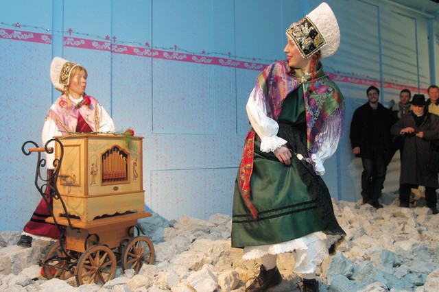 Umetnici na otvoritvi razstave Pax Slovenica v galeriji Kapelica v Ljubljani