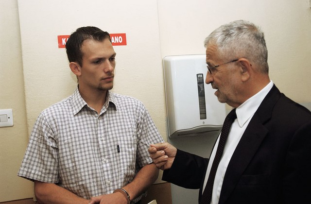 Obtoženi Ivan Perić s svojim odvetnikom Petrom Čeferinom