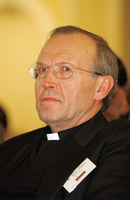 Anton Stres, pomožni škof. O IZBRISANIH: 'Strinjali smo se, da jim je država z izbrisom iz registra stalnih prebivalcev naredila krivico in da jo je treba popravit.' O DŽAMIJI: 'Nedvomno ne more biti prav nobenega dvoma glede tega, da moramo imeti vsi enake verske pravice.' 'V Turčiji, ki je ena najbolj laičnih muslimanskih držav, po radiu recimo ni dovoljeno napovedovati katoliških dogodkov. Vsekakor se mi zdi prav, da bi se pogovarjali tudi o takih rečeh.' O ISTOSPOLNIH PARTNERSKIH ZVEZAH: Ne more privoliti v kakršnokoli pravno enačenje istospolne partnerske zveze in tradicionalno pojmovane heteroseksualne družine.