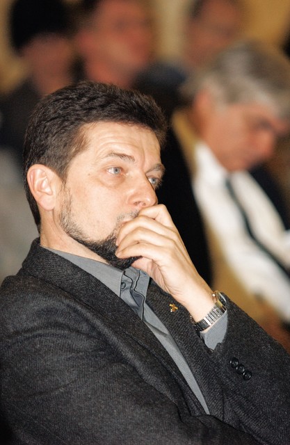 Ivan Štuhec, teolog. O IZBRISANIH: 'Špekulantom in prevarantom pa nimamo kaj podarjati. Če si hotel in si poskrbel za to, si državljanstvo najbrž lahko dobil. Ne rečem pa, da ni tudi takih državljanov, ki sploh ne vejo, kaj se od njih zahteva, vsaj dokler ne trčijo ob prvo konkretno birokratsko oviro. Takim pa je vsekakor lahko bila storjena krivica.' O DŽAMIJI: 'Sprašujem se, zakaj je islamska religija glede tega zdaj v kar nekam privilegiranem položaju! O tem vprašanju se piše na veliko zdaj nekaj mesecev, salezijanci pa so si v Mariboru dvajset let zaman prizadevali dobiti dovoljenje za gradnjo svoje cerkve, in to v delu mesta, ki cerkve sploh nima!' O ISTOSPOLNIH PARTNERSKIH ZVEZAH: 'Pri tem izsiljevanju, da bi se eno nujno enačilo z drugim, tu gre za nič drugega kot za izrazito ideološki boj!'