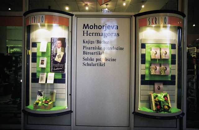 Dvojezična izložba Mohorjeve knjigarne ponuja predvsem preverjene uspešnice.