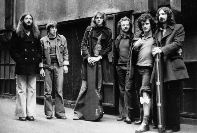 Buldožer 1975 Borut Činč (klaviature), Štefan Jež (bobni), Uroš Lovšin (solo kitara) Andrej Veble (bas), Marko Brecelj (vokal), Boris Bele (vokal in kitara)