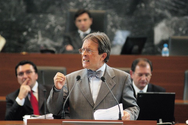 Interpelator za notranje zadeve: Miha Brejc (za njim Rado Bohinc)