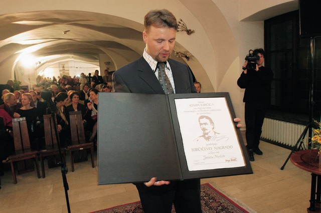 V reklami za 12. številko Mladine je bila za trenutek prikazana tudi slika Jožeta Možine ob prejemanju Jurčičeve nagrade. Besedilo reklame je bilo preprosto. 'Zgodovinarji so prešteli žrtve druge svetovne vojne. Številke se ne ujemajo z resnico Jožeta Možine.'