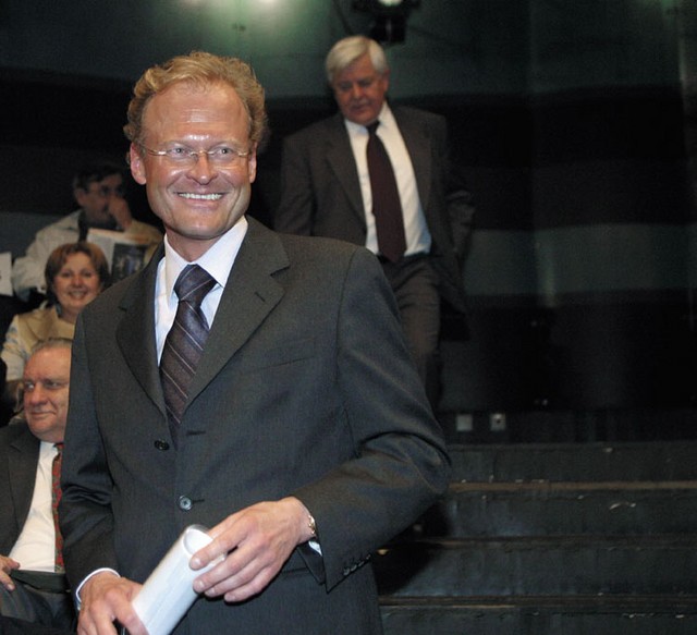 Med donatorji Janševe SDS lahko najdemo tudi podjetje Riko, ki ga vodi Janez Škrabec, prav tako ugleden član Foruma 21. Riko je leta 2000 milijonski znesek namenil tudi Bajukovi Novi Sloveniji.