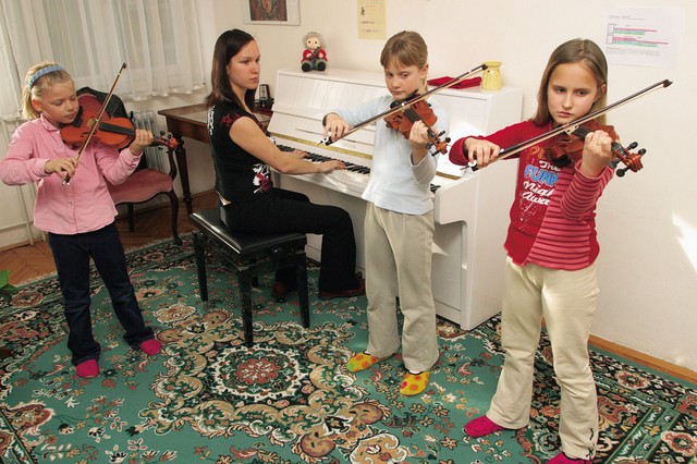 Tri ateljejske violinistke na začetku poti