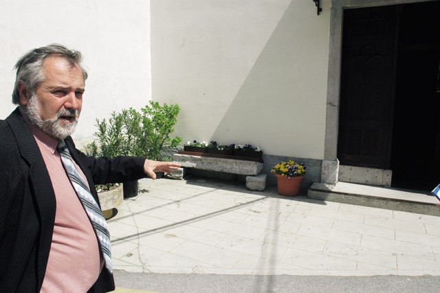 Župan Pavel Gregorčič: '<I>Jasno, da so name pritiski, naj vse skupaj ustavim, ampak preprosto nimam nobene podlage, da tem pritiskom ugodim, s tem bi na koncu koncev sprožil samo še večji požar.</I>'