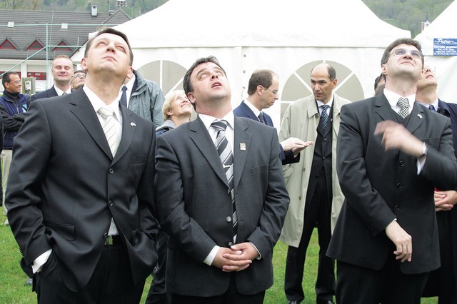 Dogovor Dušana Mramorja in Janeza Janše za hrbtom premierja na letališču v Bovcu