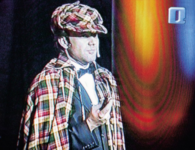 Sherlock Holmes alias Jure Ivanušič na proslavi ob vstopu Slovenije v Nato v Cankarjevem domu 7. aprila
