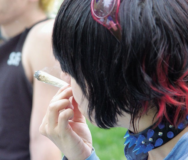 Kajenje trave na Marihuana maršu v Ljubljani