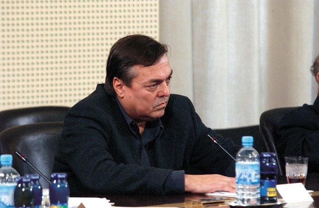 Drago Jančar: Imago Slovenije, že skoraj njena identifikacijska točka, nezadržno postajajo podobe pred več kot dvajsetimi leti umrlega diktatorja in njegovo čaščenje. (Sobotna priloga Dela)
