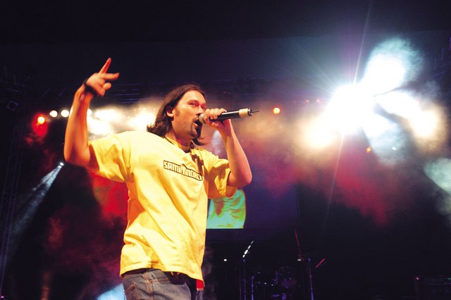 Kosta - self-made Ljubljančan, ki si je pot do prve solo plošče <I>B.I.Z. </I>prigaral s svojim delom, tako na hip hoperski kot drum and bass sceni. Rola sceno, snema spote, na Kuh'ni pa je presenetil z gosti Kocka.